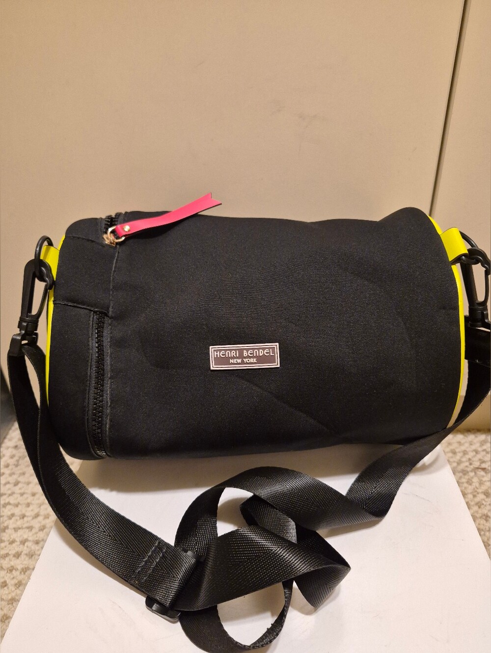 New Henri Bendel Black /Neon Neoprene Crossbody Travel Cooler Bag Rare!